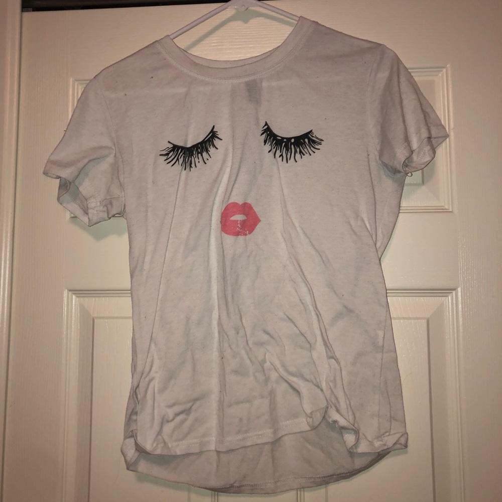 pretty white t-shirt